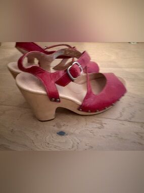 UGG NADIA RED WOODEN HEELS PLATFORM CLOG SANDALS SIZE 8